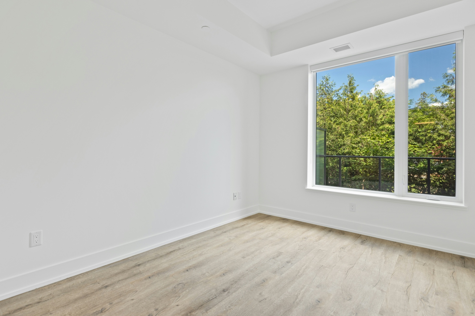 Empty bedroom room