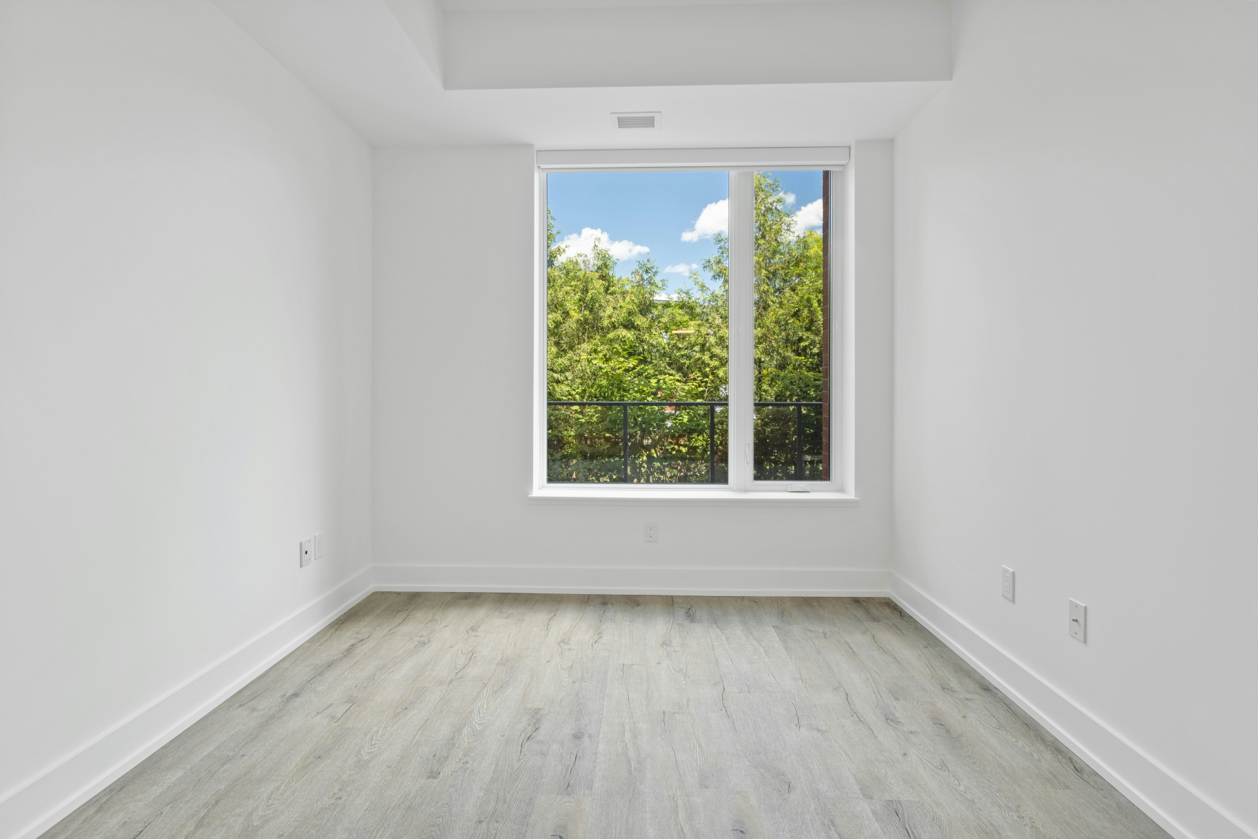 Empty bedroom room
