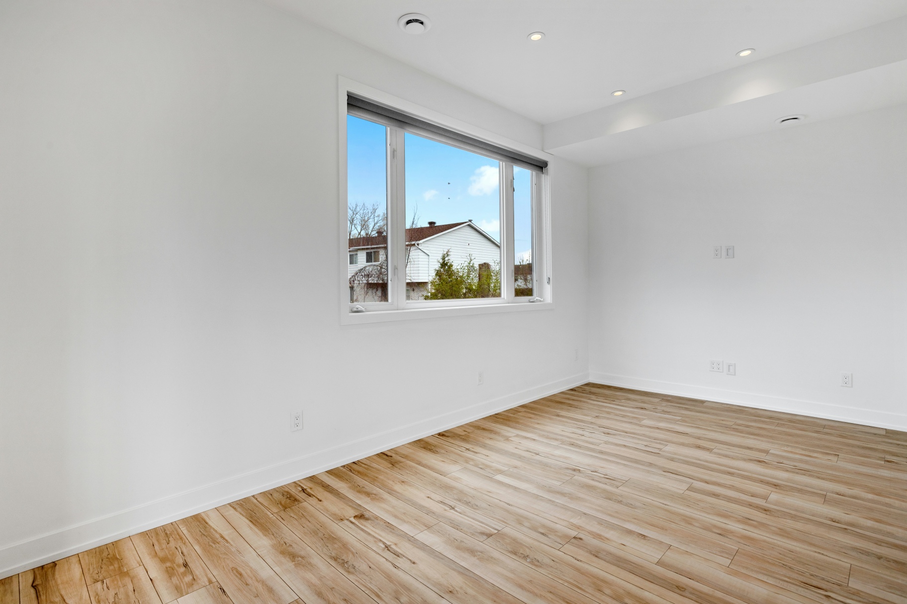 Empty bedroom room